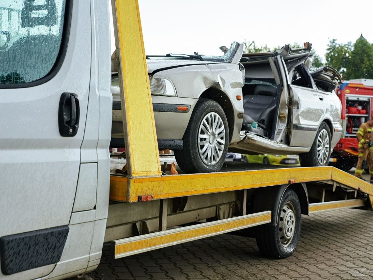 Auto na een aanrijding wordt op een oprijwagen geladen