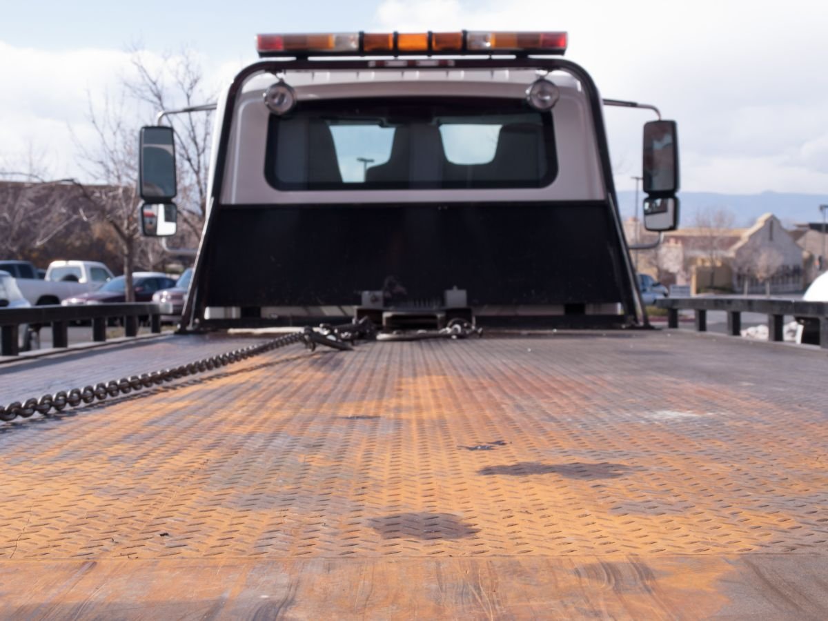 Oplegger klaar voor het vervoeren van een auto